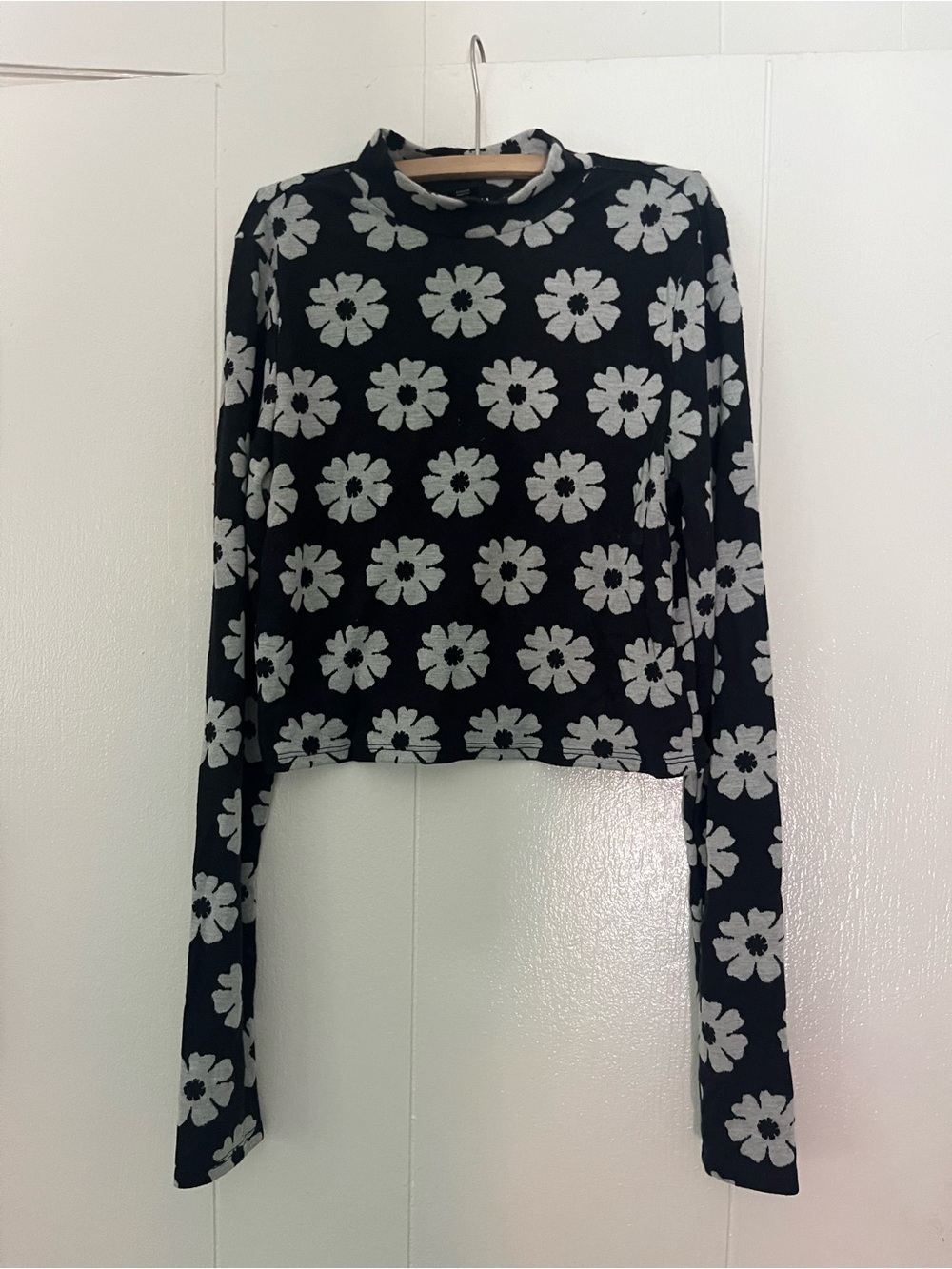 Billabong Black Floral Long-Sleeve Cropped Top size medium